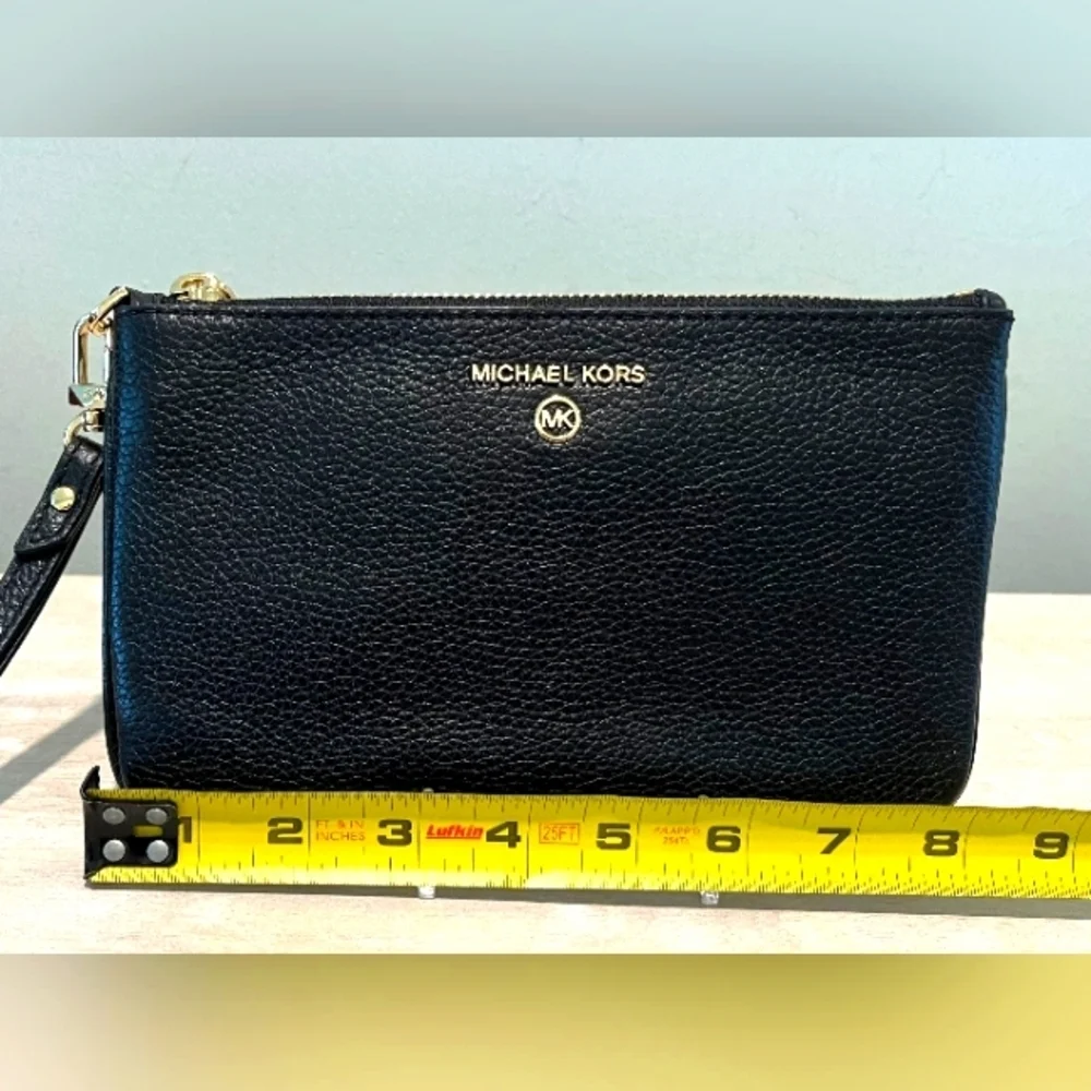 Michael Kors Black Pebbled Leather Large Jet Set Wristlet Like‎ New
